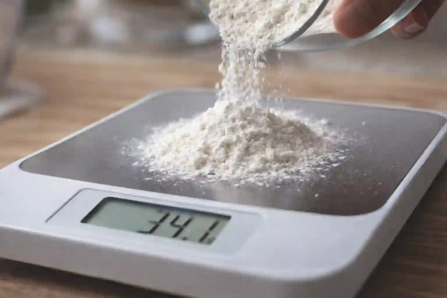 Küchenwaage Genauigkeit beim Backen mit Mehl auf digitaler Waage beim genauen Abwiegen
